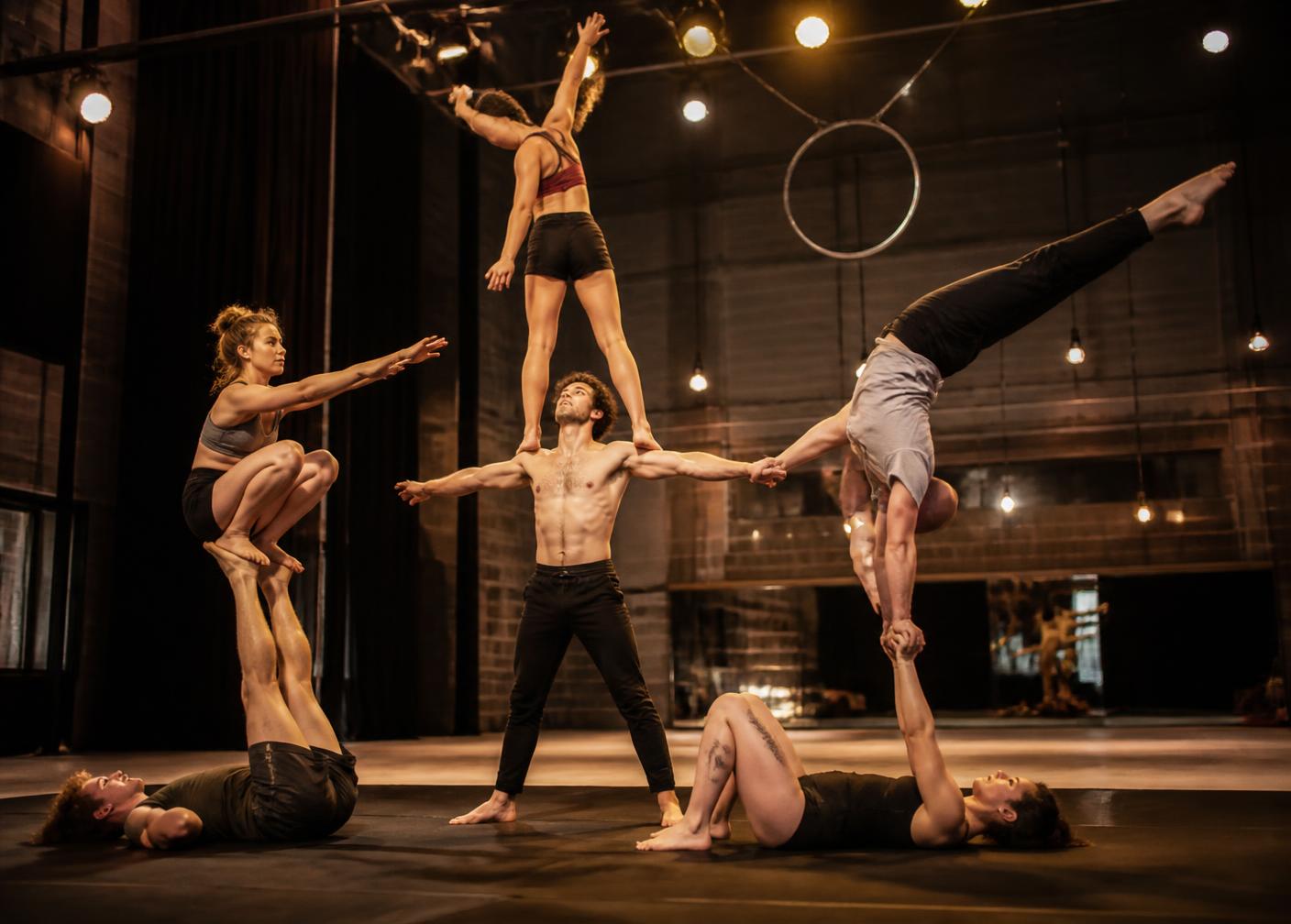 Portés acrobatiques en groupe pendant un entraînement